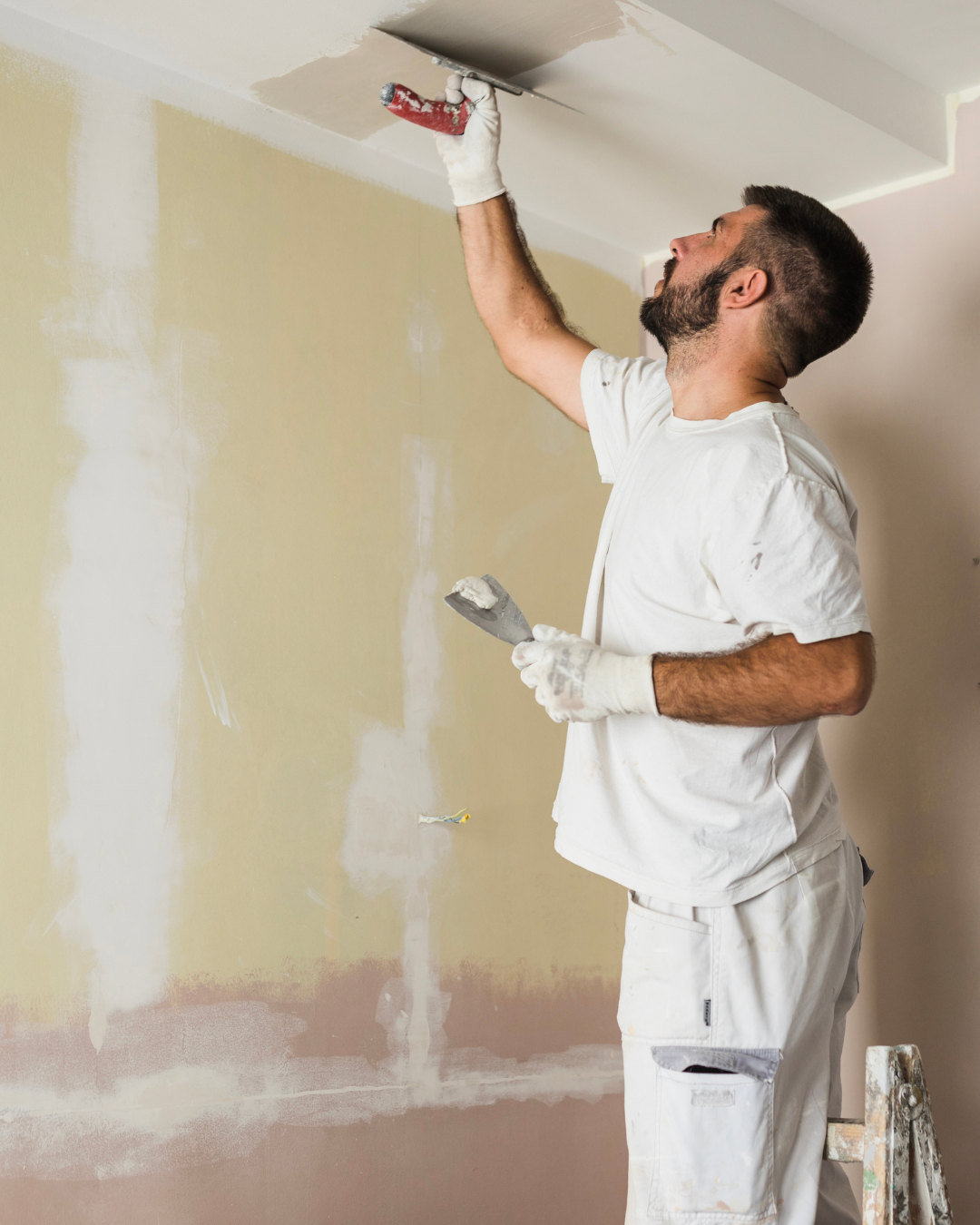 Técnico aplicando tratamiento antihumedad en pared interior